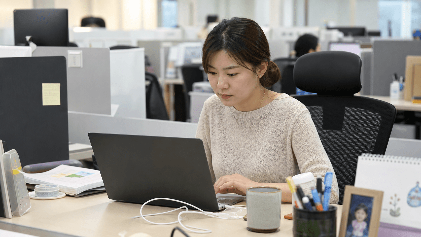 OpenAI Codex 활용법 - 한국 직장인이 미니멀 데스크에서 AI 도구로 업무를 위임하는 장면