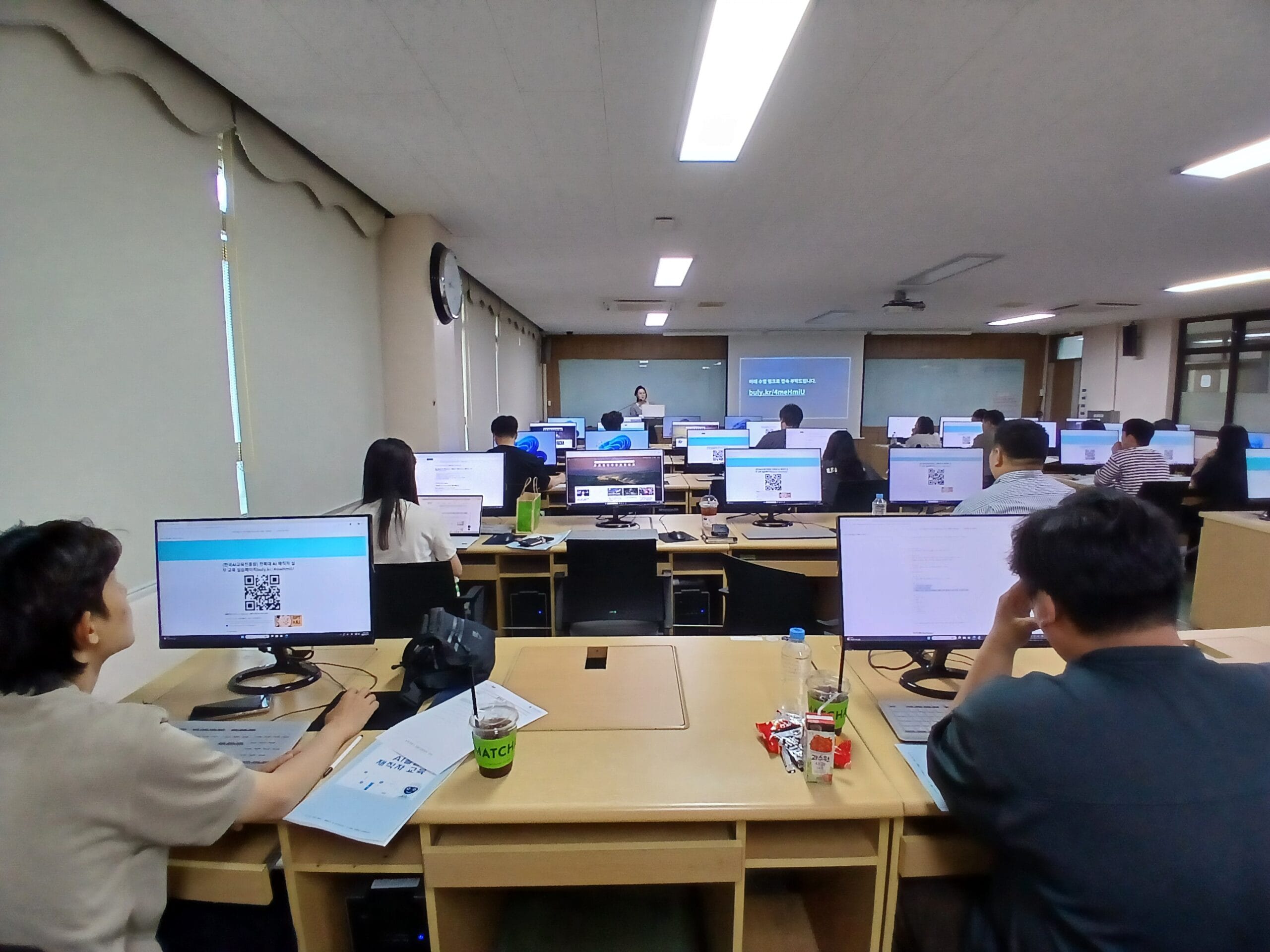 컴퓨터를 활용한 재직자 AI 교육 실습 현장