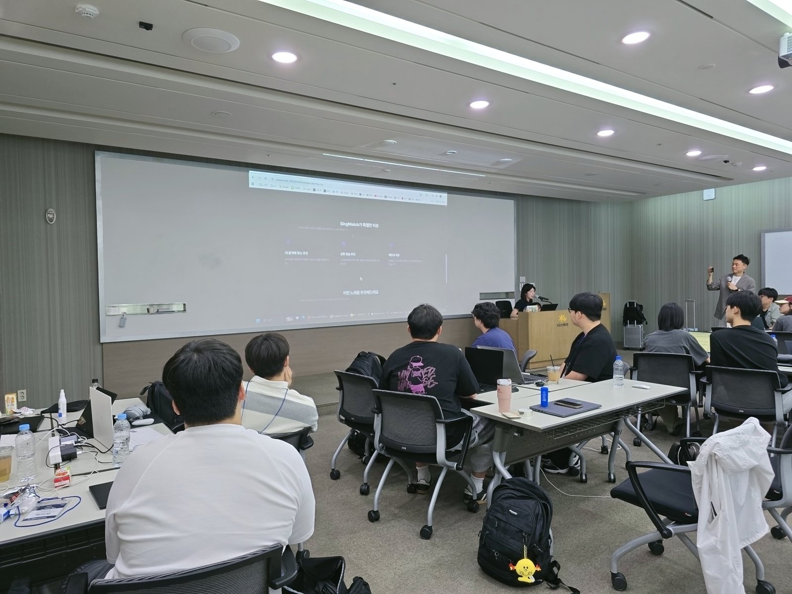 경상국립대학교 GNU AI Pioneer 캠프에서 재학생들이 조별로 노트북으로 웹 프로젝트를 만드는 모습