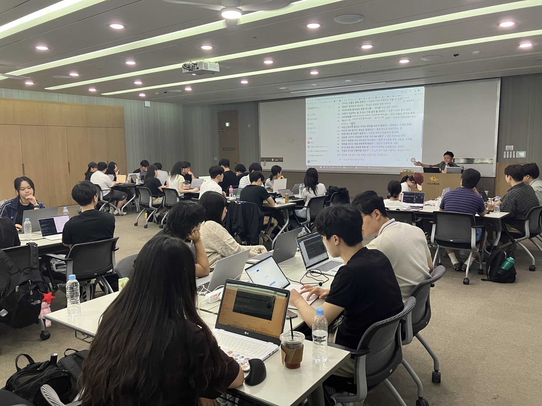 경상국립대학교 GNU AI Pioneer 캠프에서 노트북으로 웹 프로젝트를 만드는 대학생들과 강사